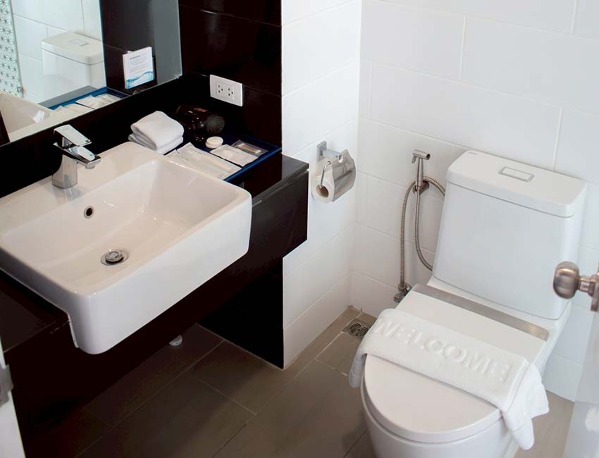 Royal Lee The Terminal Phuket - Bathroom